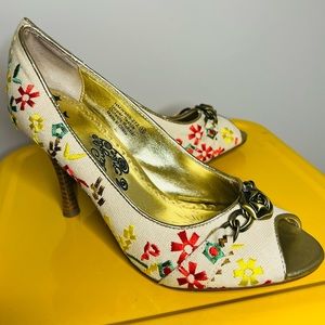Used Naughty Monkey Canvas Floral design Heel Sz 6.5